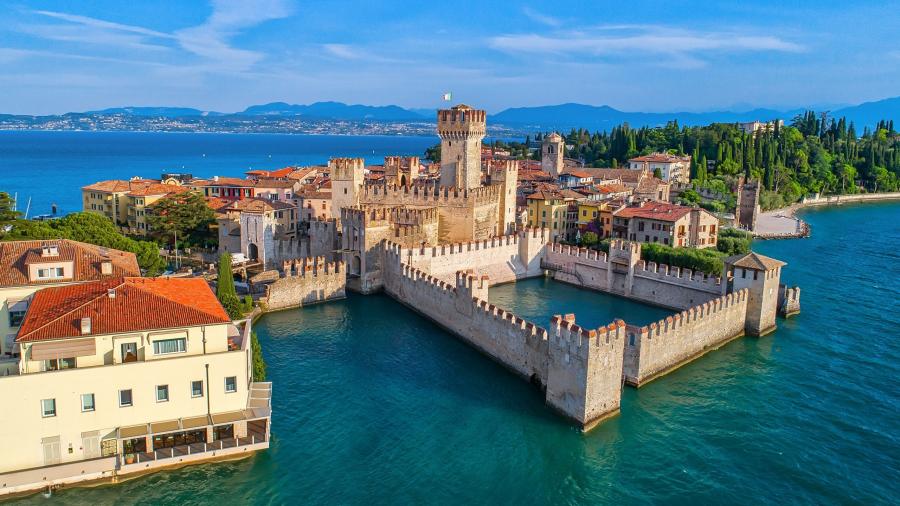 aerial-view-to-the-town-of-sirmione-popular-travel-destinati_Sirmione-perla-w-koronie-jeziora-Garda.